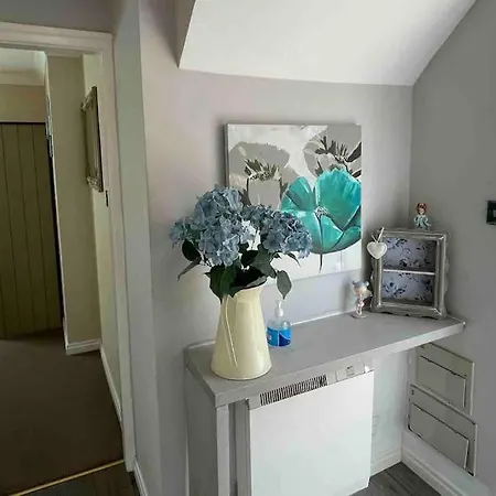 Village Hide Away * Cayton